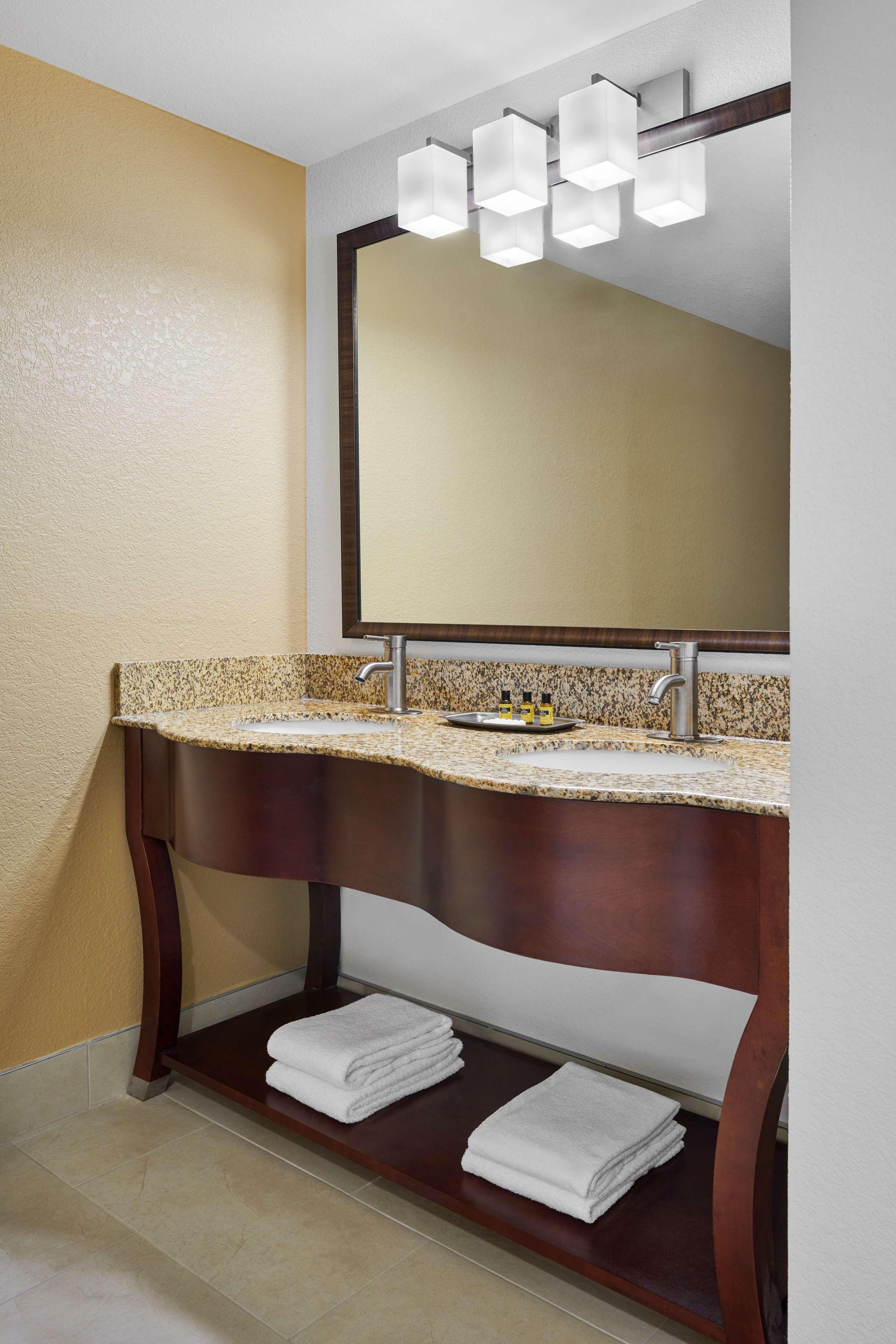Best Western Plus Milwaukee Airport Hotel & Conference Center Екстериор снимка