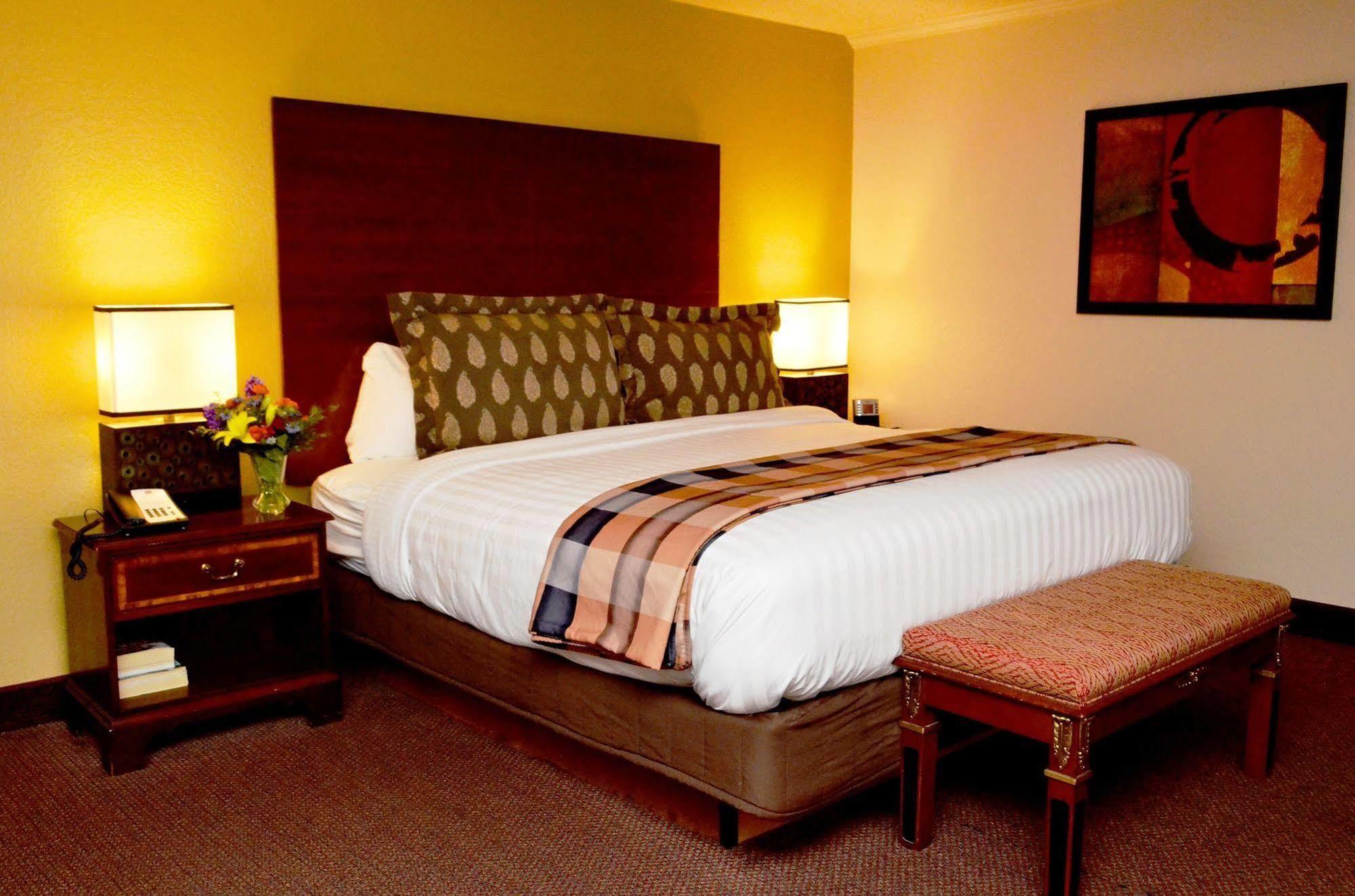 Best Western Plus Milwaukee Airport Hotel & Conference Center Екстериор снимка